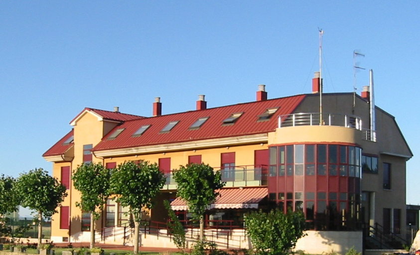 fachada desde lejos del centro residencial de Campolar Ardoncino
