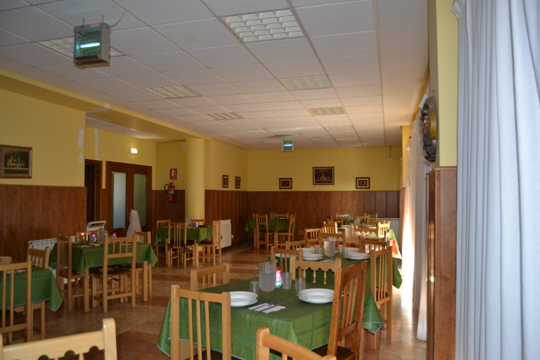 comedor con mesas preparadas en Campolar Ardoncino