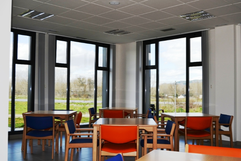 comedor con vistas al patio del centro residencial de Campolar Bierzo