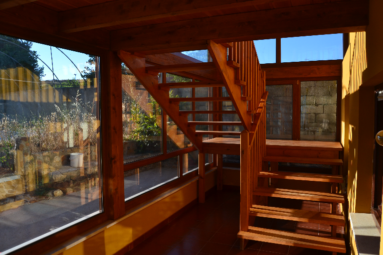 escaleras de madera para subir a la planta alta en La Casita