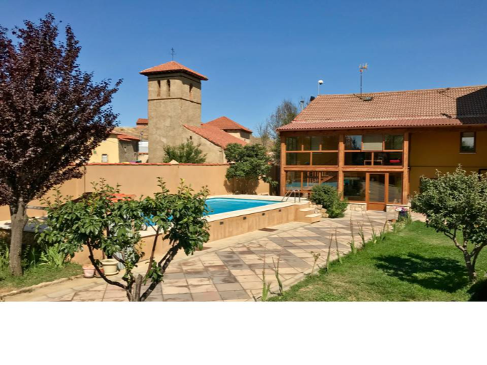 Jardín exterior y piscina de la casa La Casita para personas