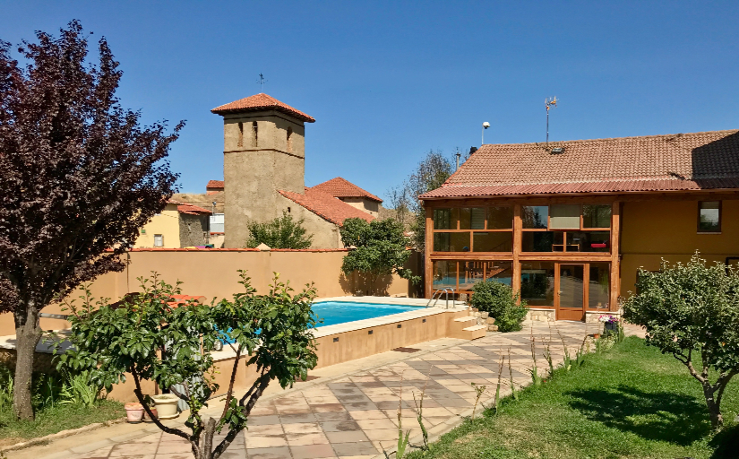exterior de la vivienda con jardín y piscina en La Casita