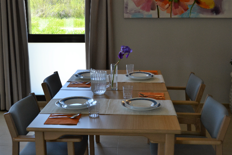 comedor con mesa preparada para cuatro personas en La Casita