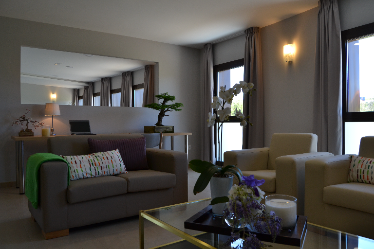 salón de la casa con sillones y mesitas La Casita