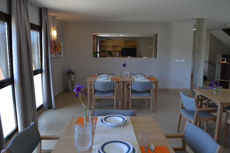 comedor con mesas preparadas para comer en Campolar La Casita en El Bierzo