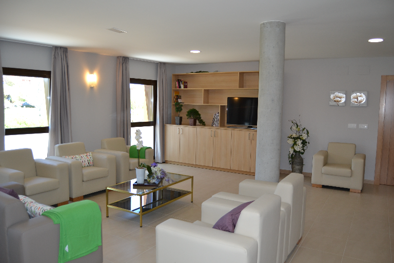 Salón con televisión y sillones para los residentes de La Casita