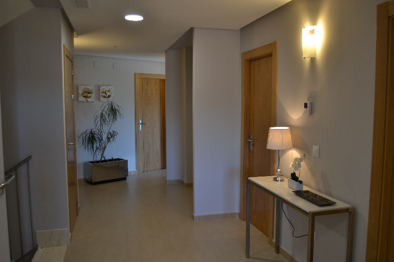 Pasillos y habitaciones de las viviendas tuteladas en Campolar La Casita