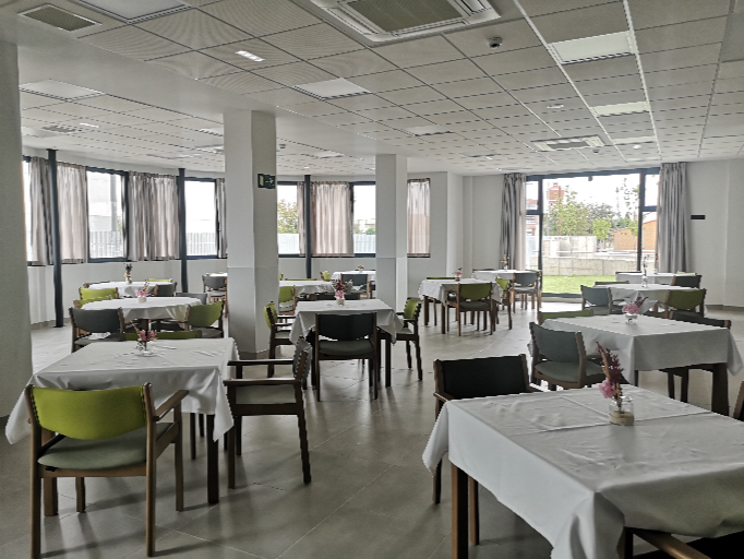 comedor con manteles e iluminado de la residencia de Campolar del Paramo