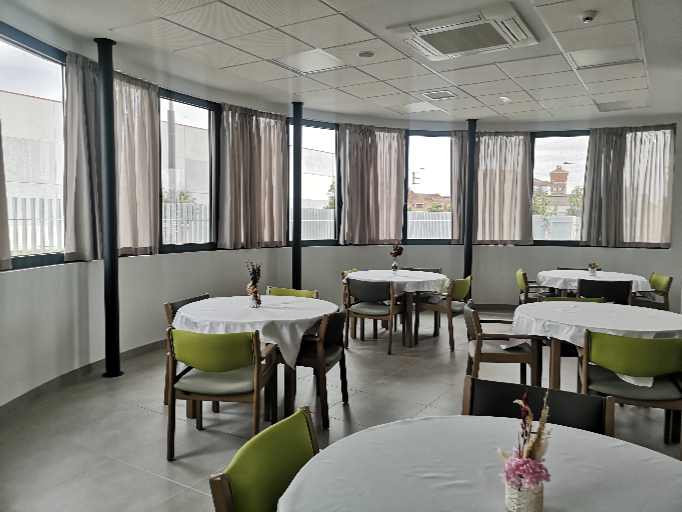 mesas redondas del comedor de la residencia de Campolar del Paramo