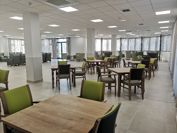 sala de estar con mesas y sofás para los residentes de Campolar del Paramo