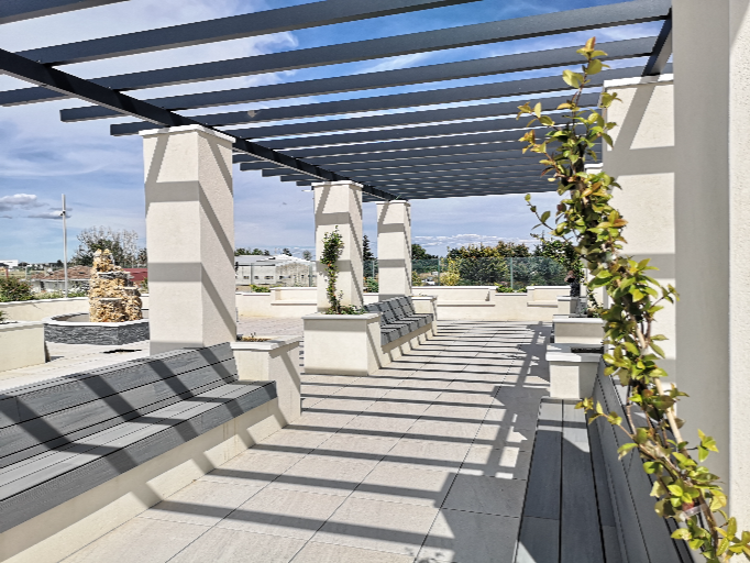 patio exterior con bancos para los residentes de Campolar del Paramo