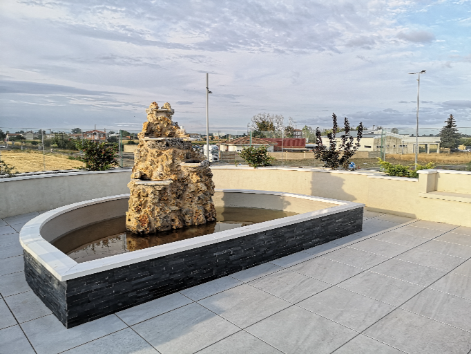 fuente decorativa del patio exterior de la residencia de Campolar del Paramo