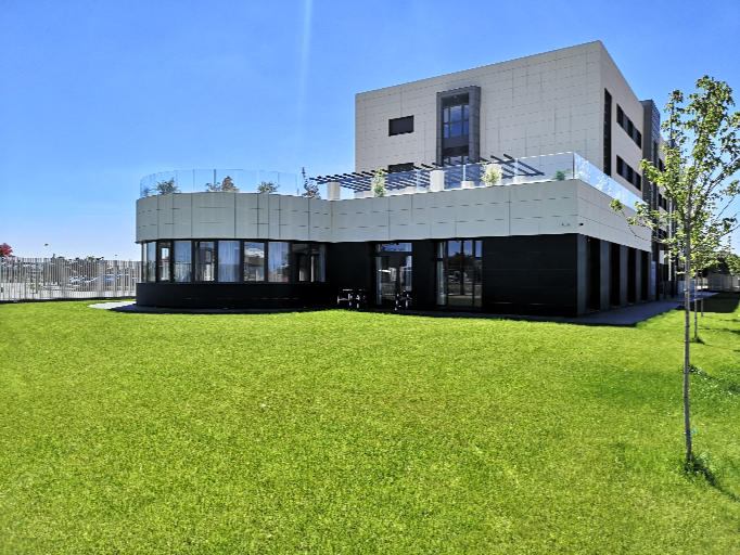 patio exterior con jardín y arboles de la residencia de Campolar del Paramo