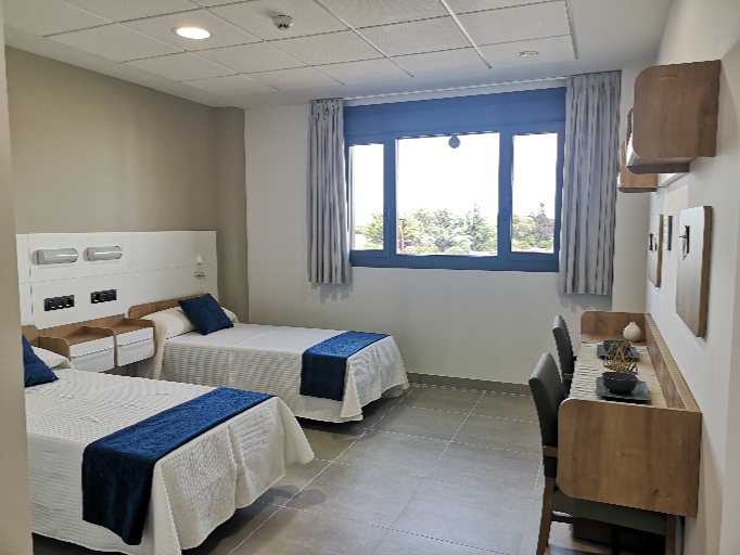 camas y escritorio compartido de habitación doble de la residencia de Campolar del Paramo