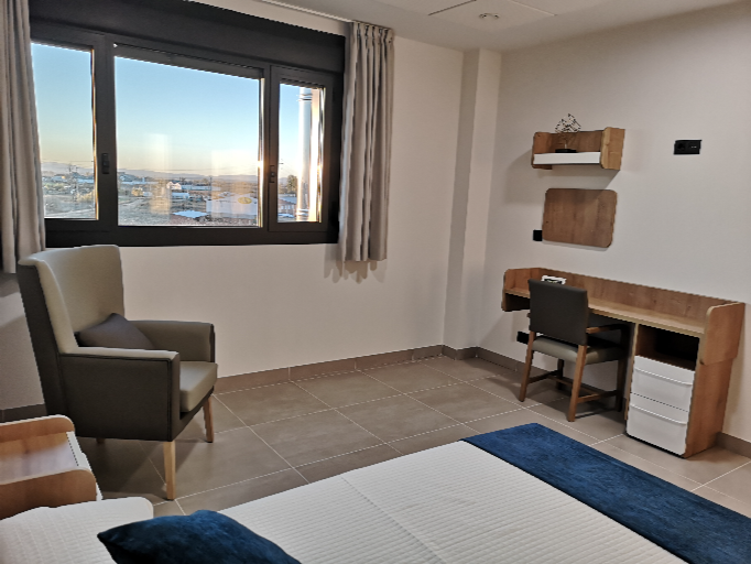habitación individual de los residentes con cama y escritorio de Campolar del Paramo