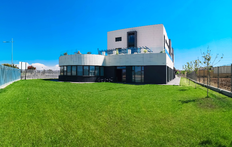 jardín con arboles del patio exterior de la residencia de Campolar del Paramo
