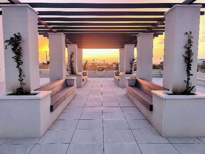 Patio exterior con bancos para los residentes de Campolar del Paramo