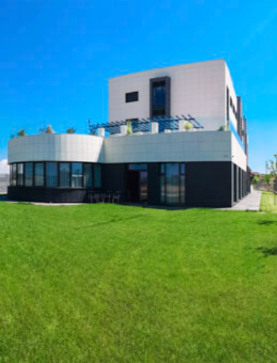 patio con jardín para los residentes campolar bierzo